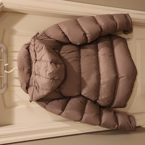 ARITIZIA - TNA - SUPER PUFF JACKET- womans LG. Taupe. New in bag. removable hood - Picture 16 of 16
